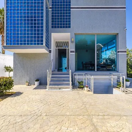 Amazing With Free Parking Apartment *