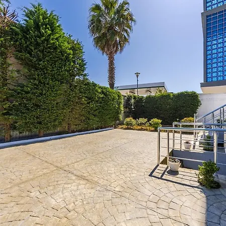 Amazing With Free Parking Apartment