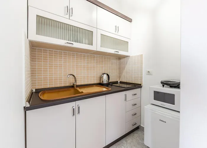 Apartment Amazing With Free Parking By Pikhost Golem (Tirana)