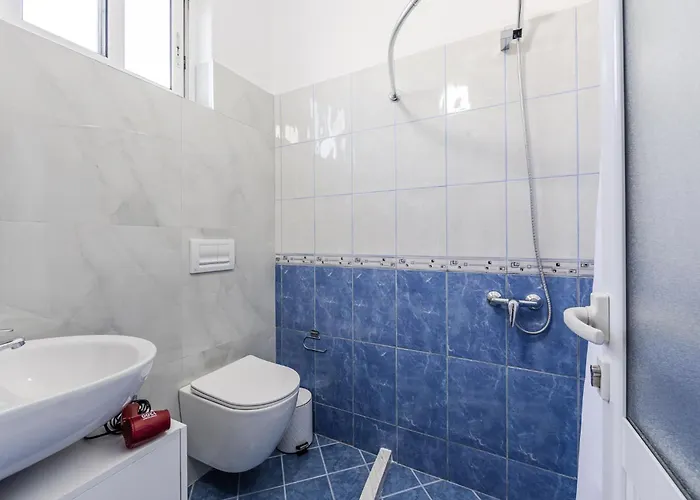 Amazing With Free Parking By Pikhost