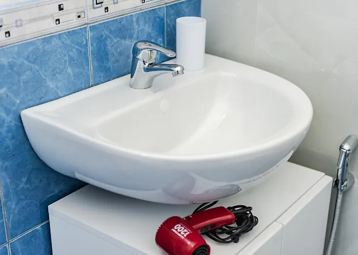 Amazing With Free Parking By Pikhost